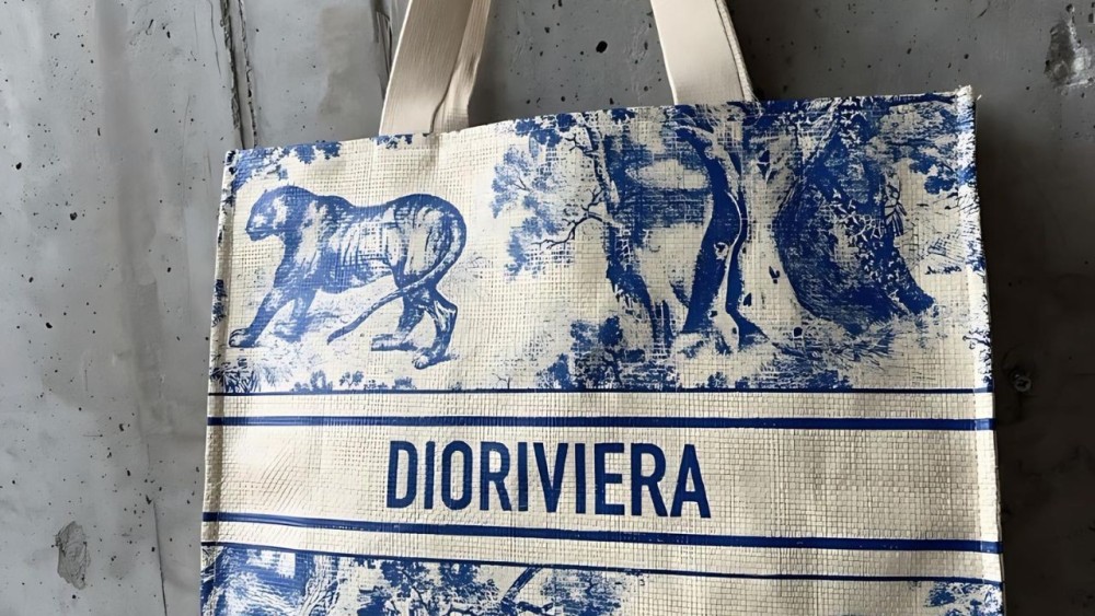 Stylizacje z torebkami Dior: Jak nosić akcesoria tej marki, aby wyglądać modnie
